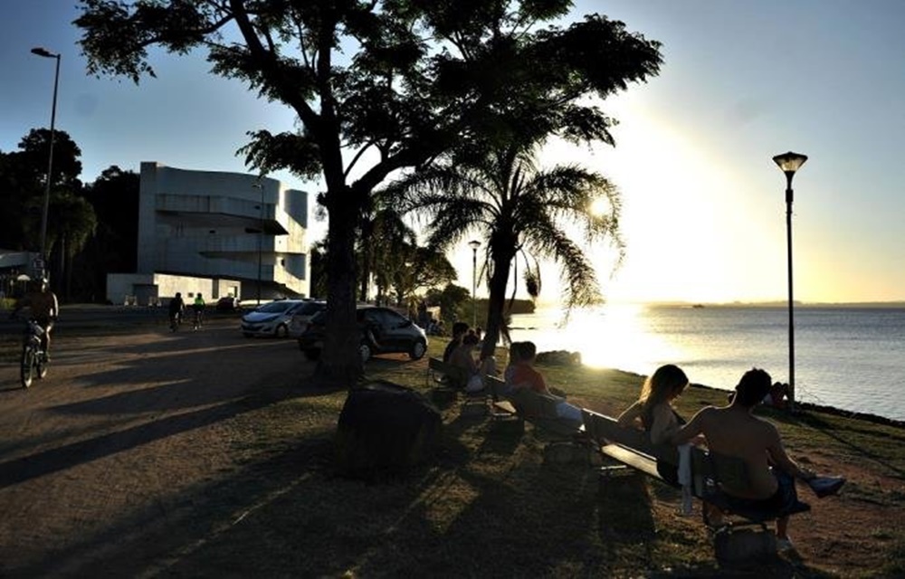 Ir para  <p>O ver&atilde;o chega no Rio Grande do Sul nesta quarta-feira com predom&iacute;nio do sol. Devido ao intenso aquecimento, nuvens carregadas isoladas se formam na Metade Norte no final da tarde e podem provocar pancadas...